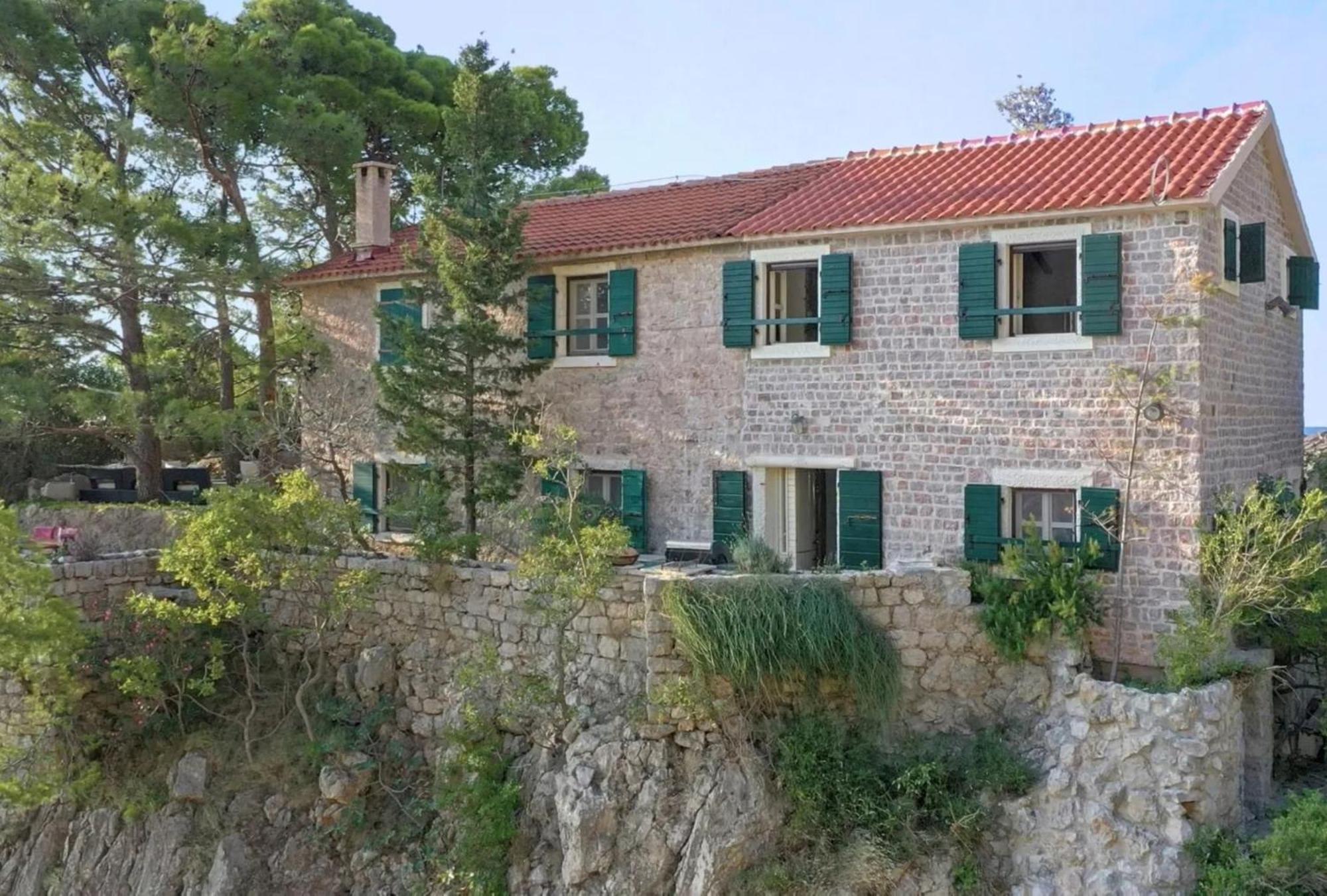 Seafront Mountain Apartment *