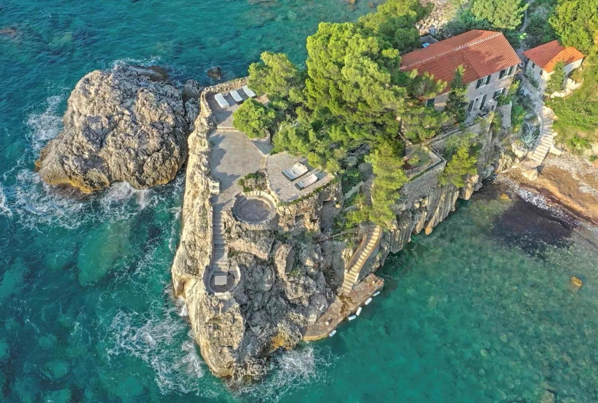 Seafront Mountain *