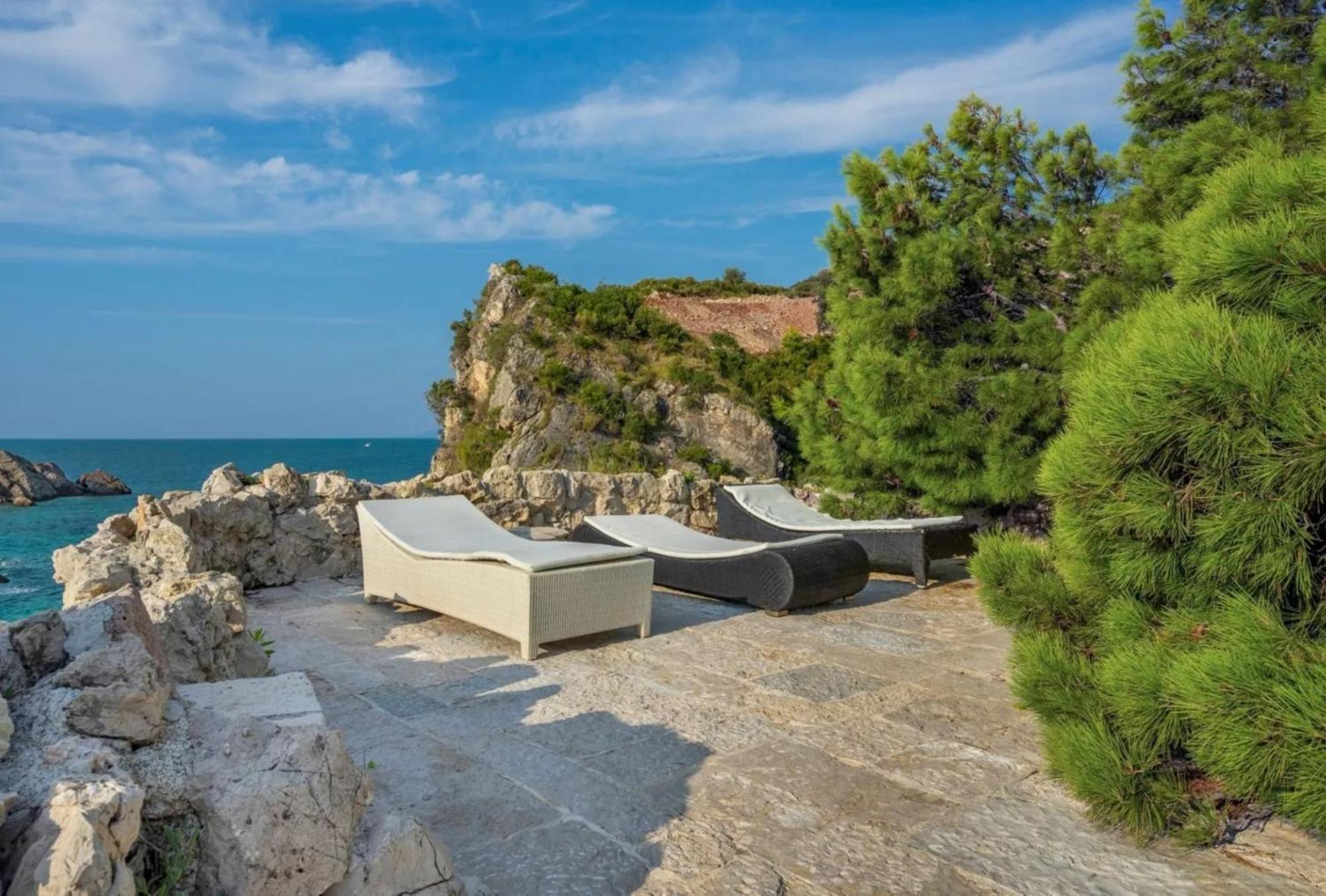 Seafront Mountain Apartment Budva