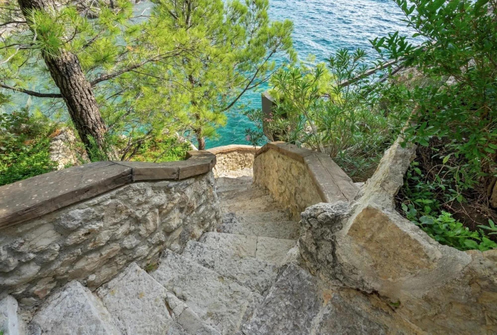 Seafront Mountain Apartment