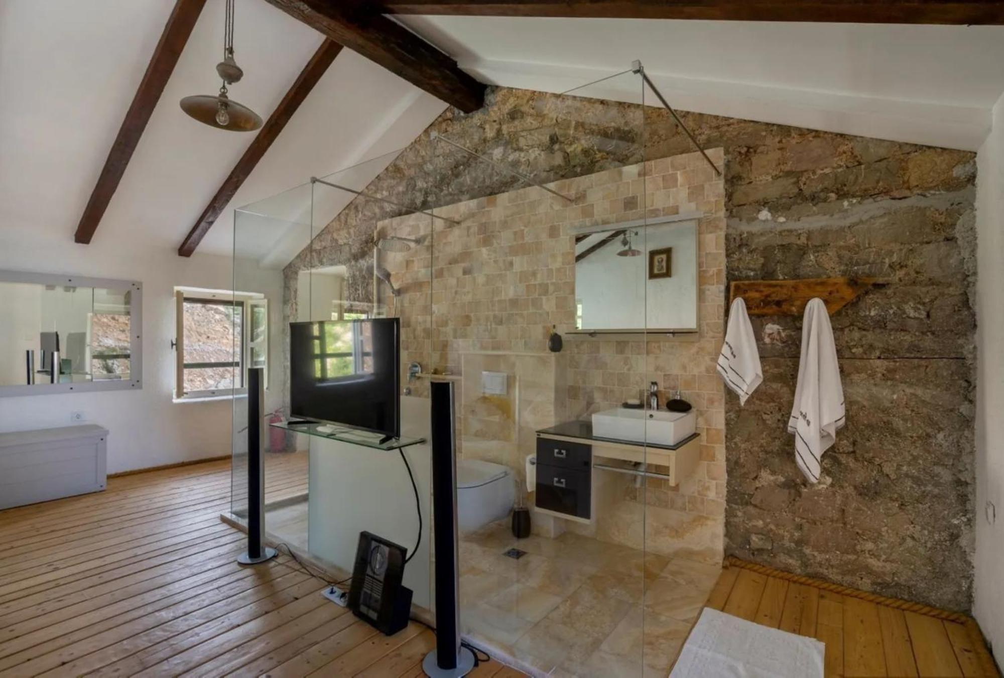 Seafront Mountain Apartment *